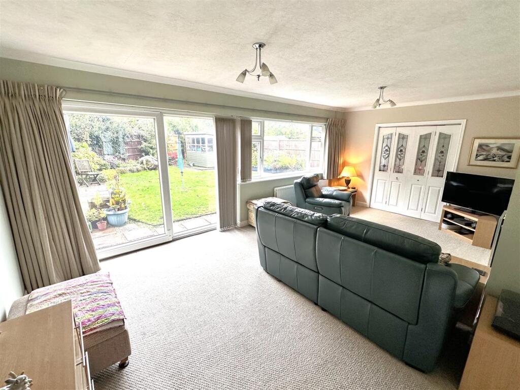 Spacious Living Room 948