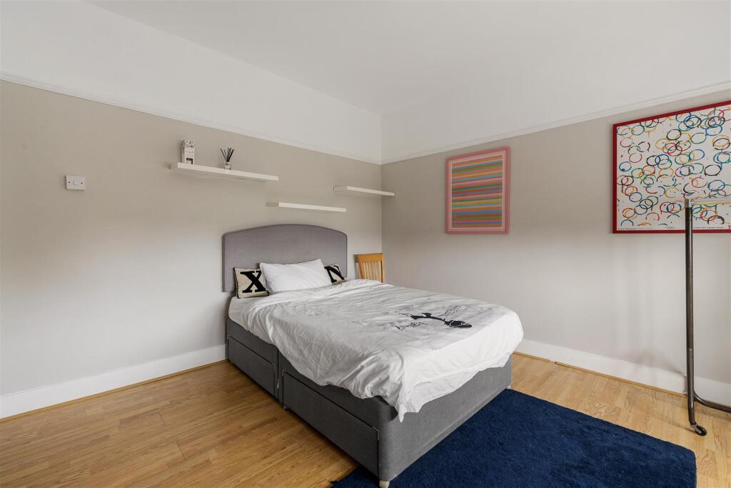 Cheyne Avenue, E18