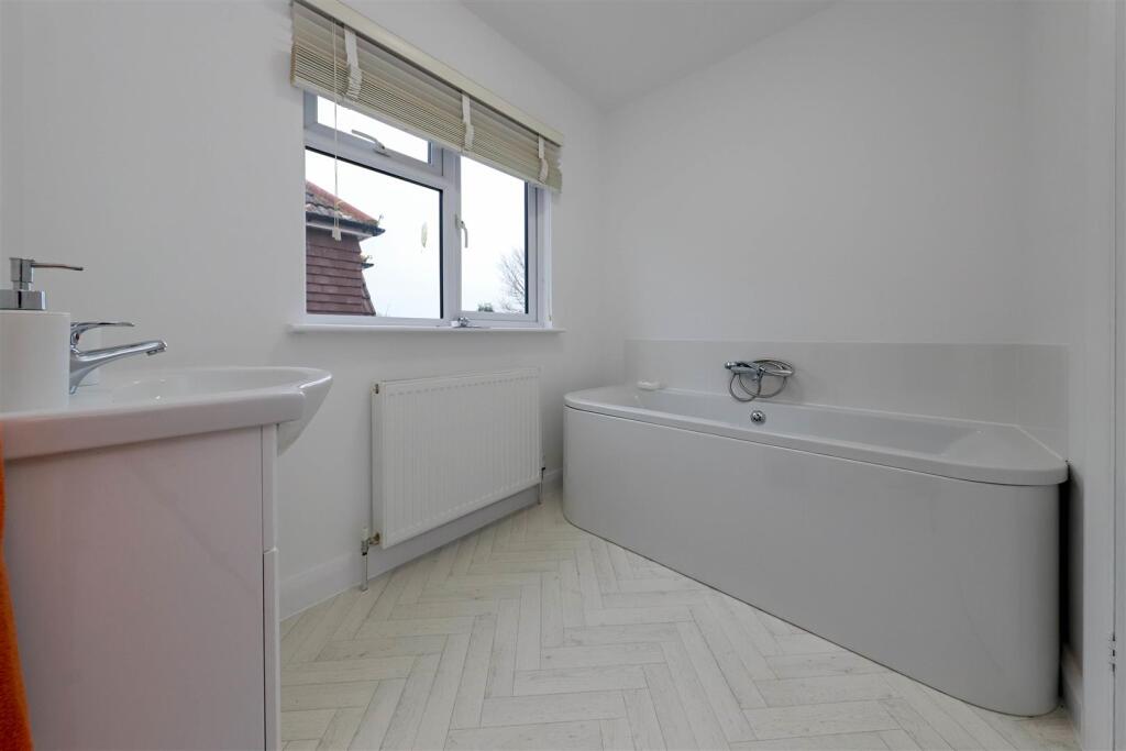 nicholas james neville ave bed ensuite 1.jpg