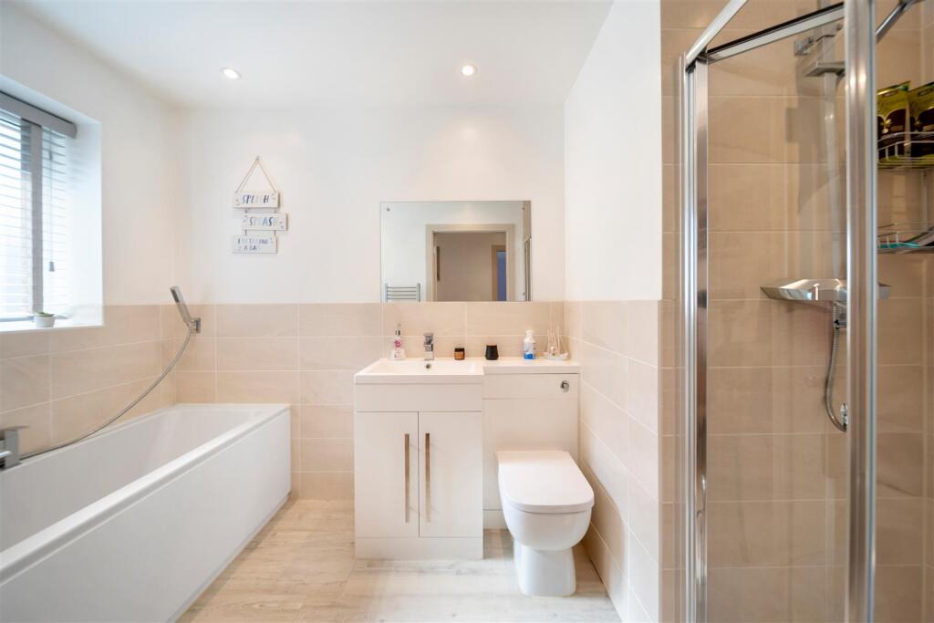 19 Larchwood Close-28.jpg