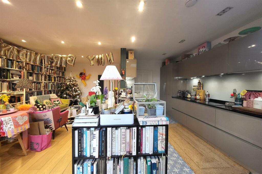 EXTENDED REAR RECEPTION ROOM/LUXURY FITTED KITCHEN