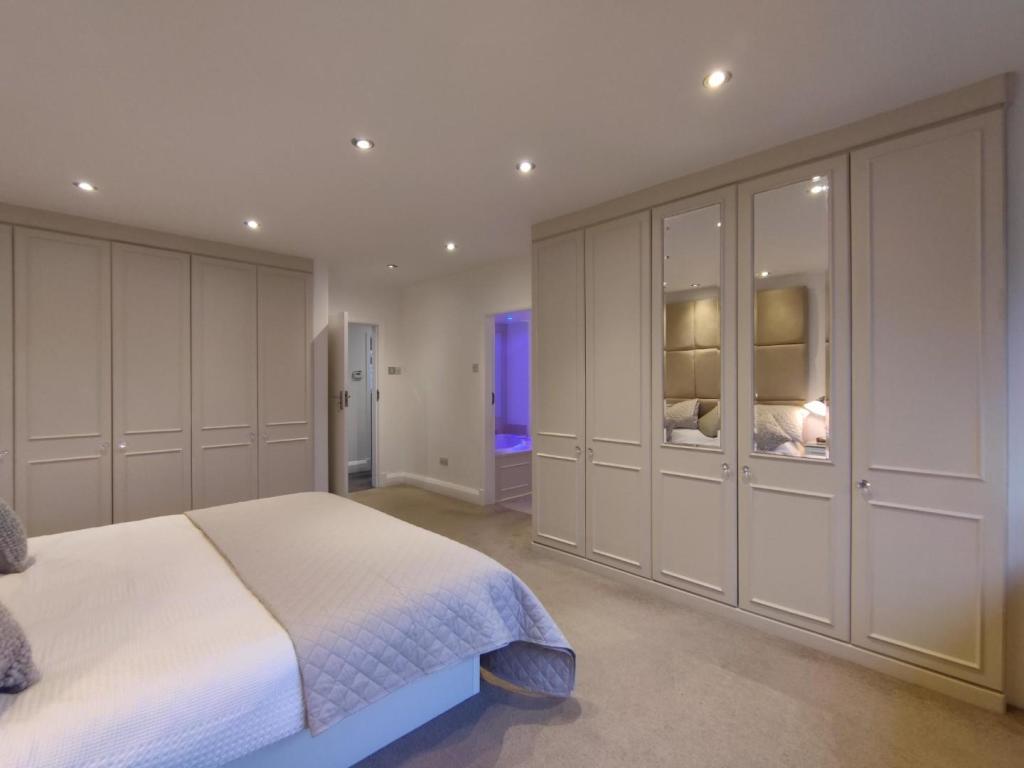 Main Bedroom Aspect 3