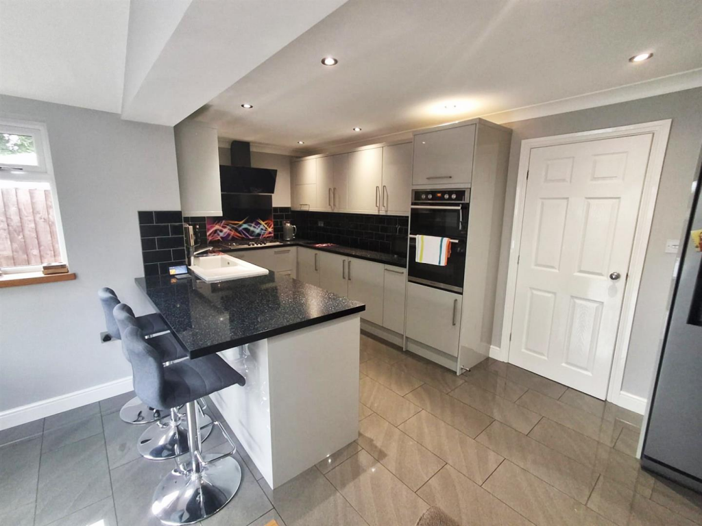 Kitchen side 2bearsden.png