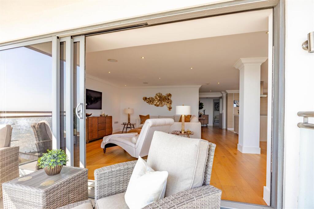 Balcony &amp; Lounge