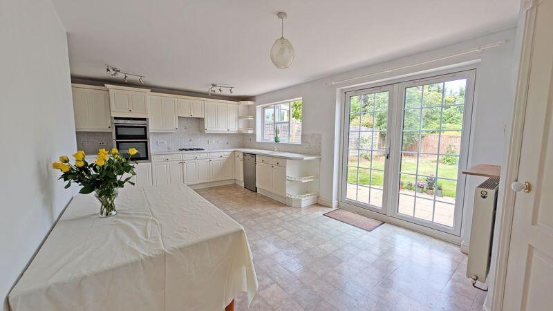 KITCHEN/BREAKFAST ROOM