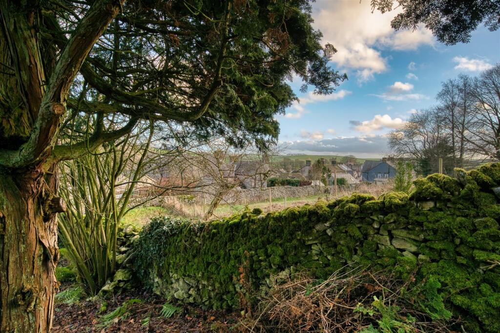 Saxton Mee Well Yard 0058.jpg