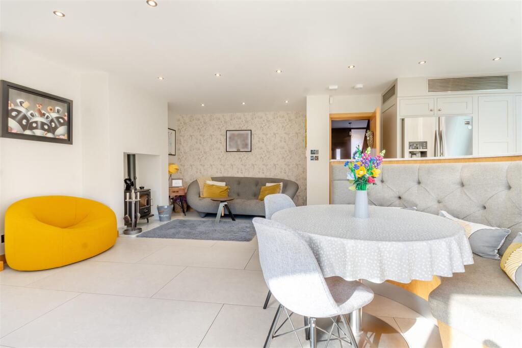 8666143-interior10.jpg