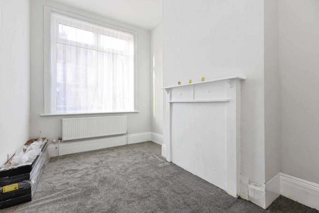 Bed 3 / Dining Room