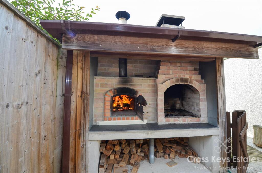 Garden / Parking / Garage