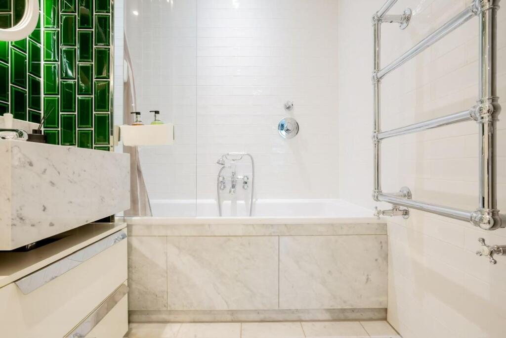 Bathroom                   .JPG