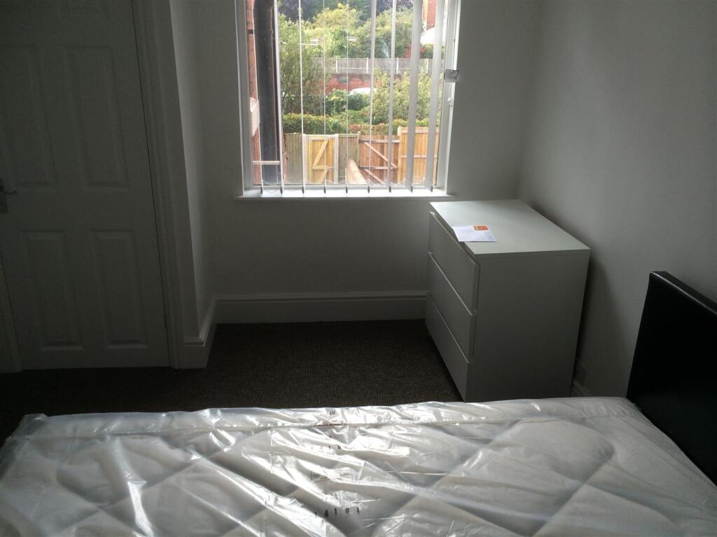 Bedroom D 4 .JPG