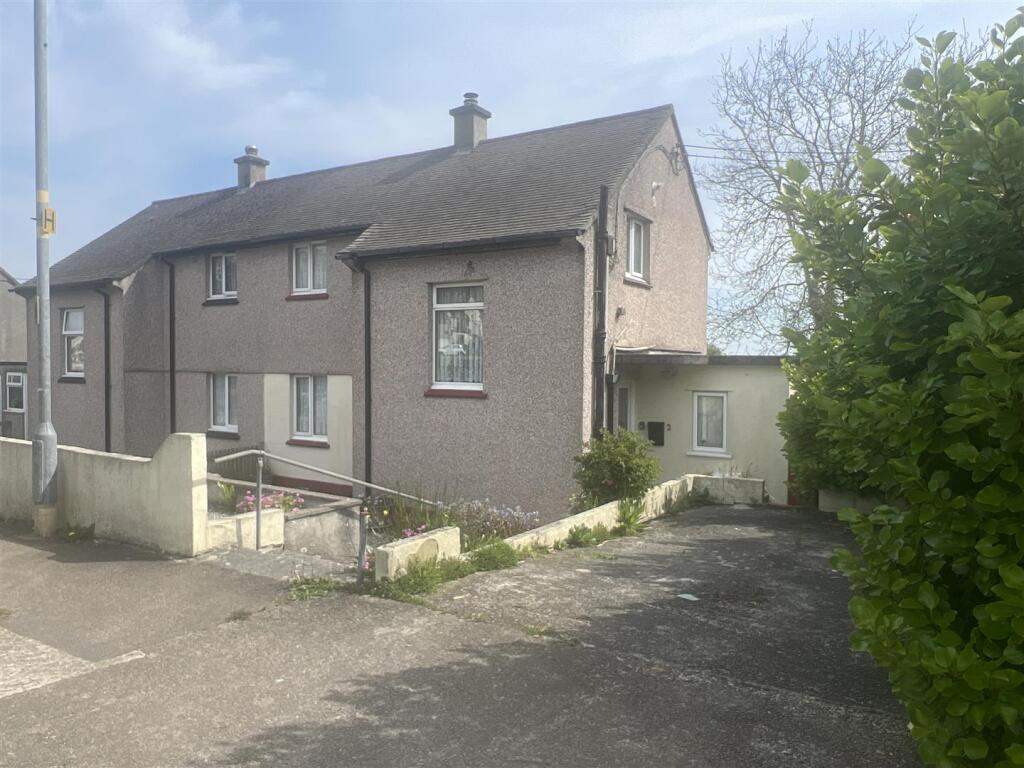 Front elevation &amp; driveway