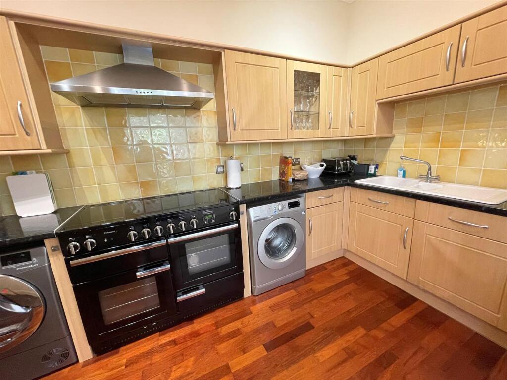 Kitchen 1.jpg