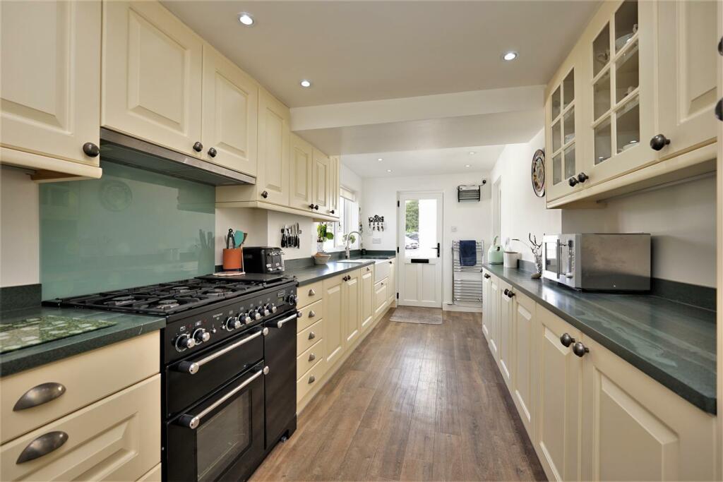 How Head Cottage