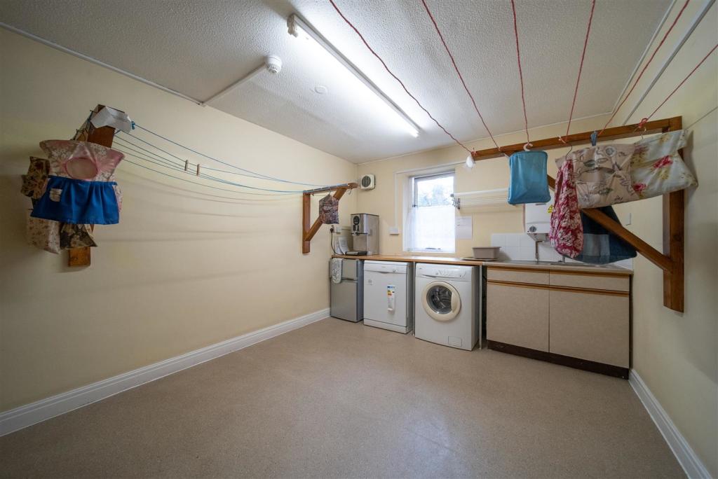 COMMUNAL LAUNDRY ROOM