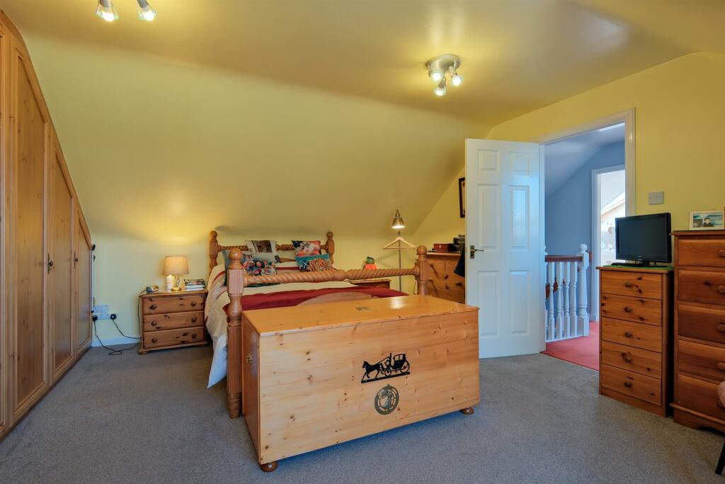 060-3 Station Place, Law ML8 5LR.jpg