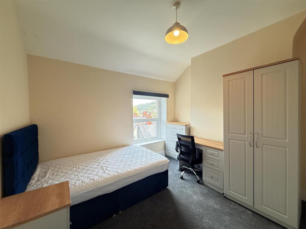 Bed 4.JPG