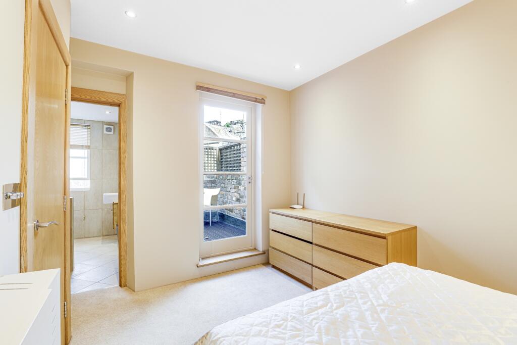 32 CASTLE B HARRY HIGH RES (20)