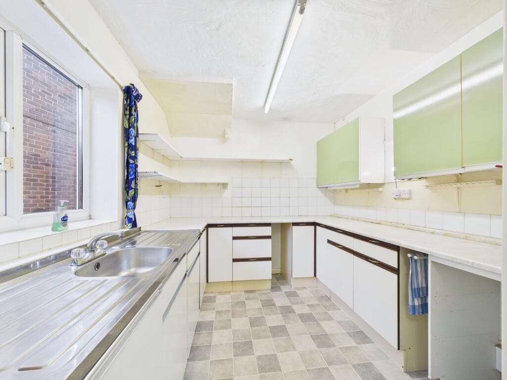 CAM02023G0-PR0175-STILL018