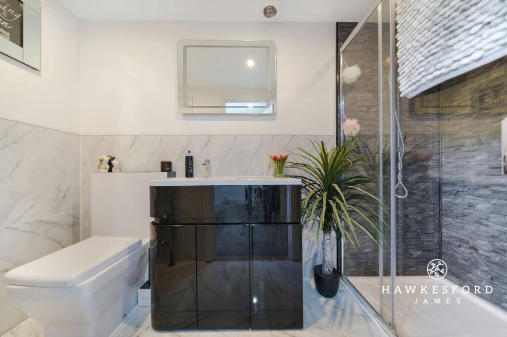 Church Road, Tonge - En suite