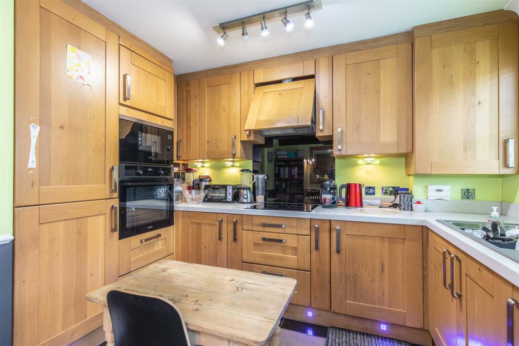 KITCHEN &amp; BREAKFAST/DINING ROOM