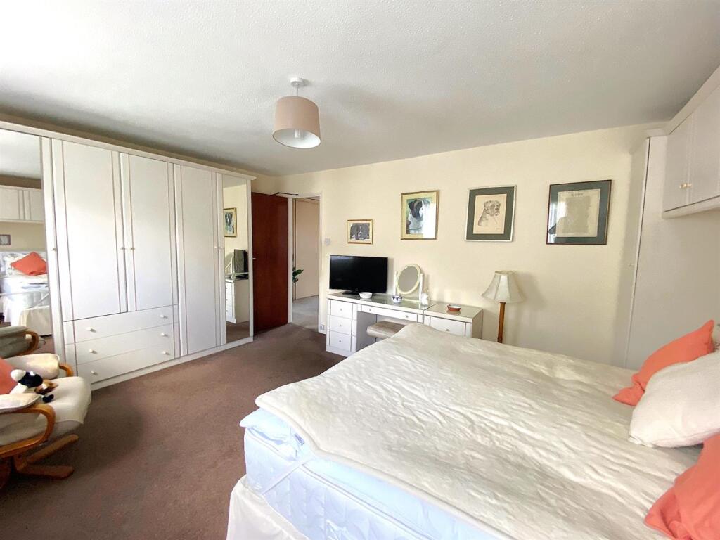6 Highgrove - Bed2.jpg