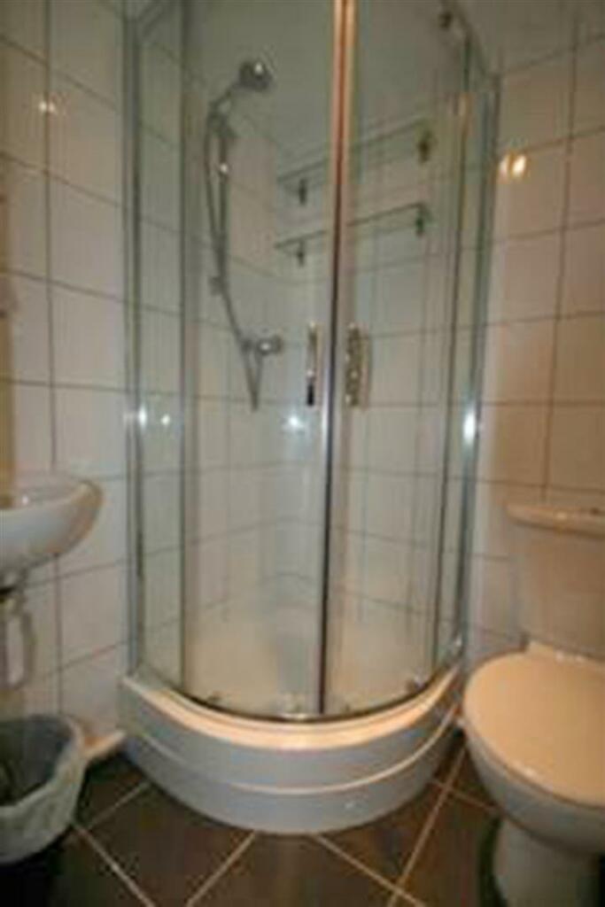 34BR Shower.jpg