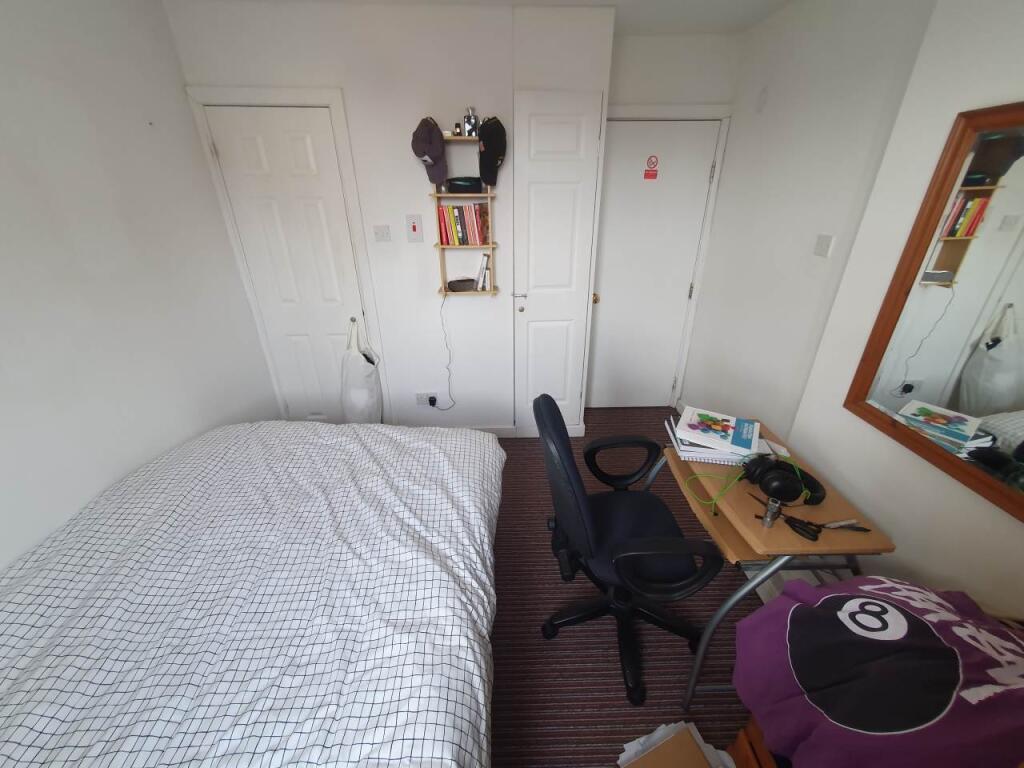 First floor rear bed