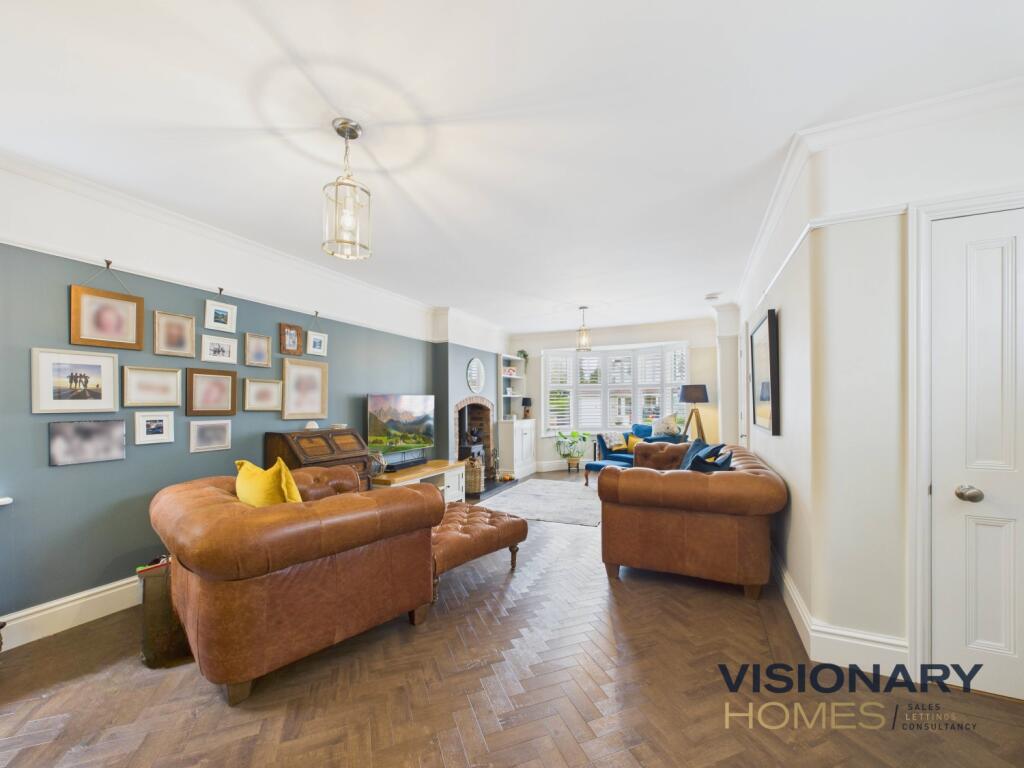 CAM03522G0-PR0220-STILL001