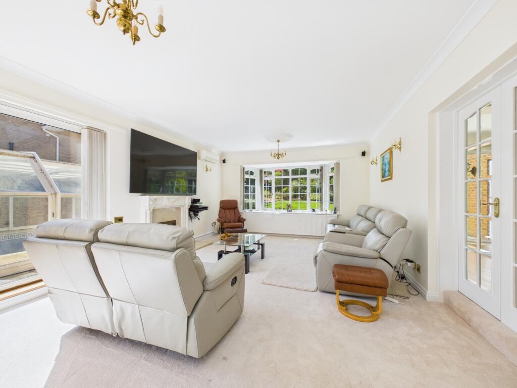 7. CAM04922G0-PR0010-STILL001