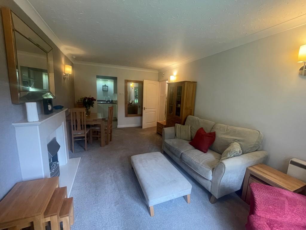 Good Size Lounge/...