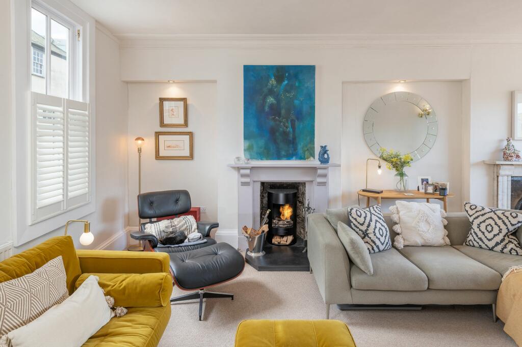 Hawley House, 4 South Ford Road, Dartmouth: Living Room