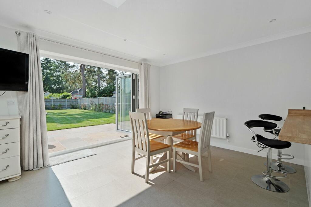 Lounge/Dining Area