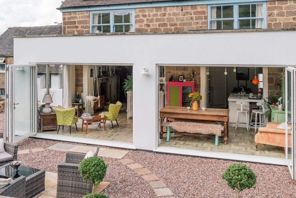 Terrace and house to stable