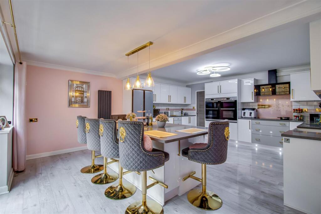 KITCHEN/BREAKFAST ROOM