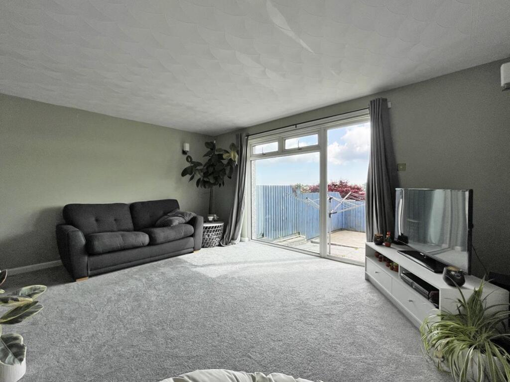 Ditton Court 7 - Lounge 3.jpg