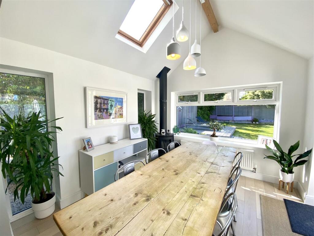 KICHEN/FAMILY DINING ROOM