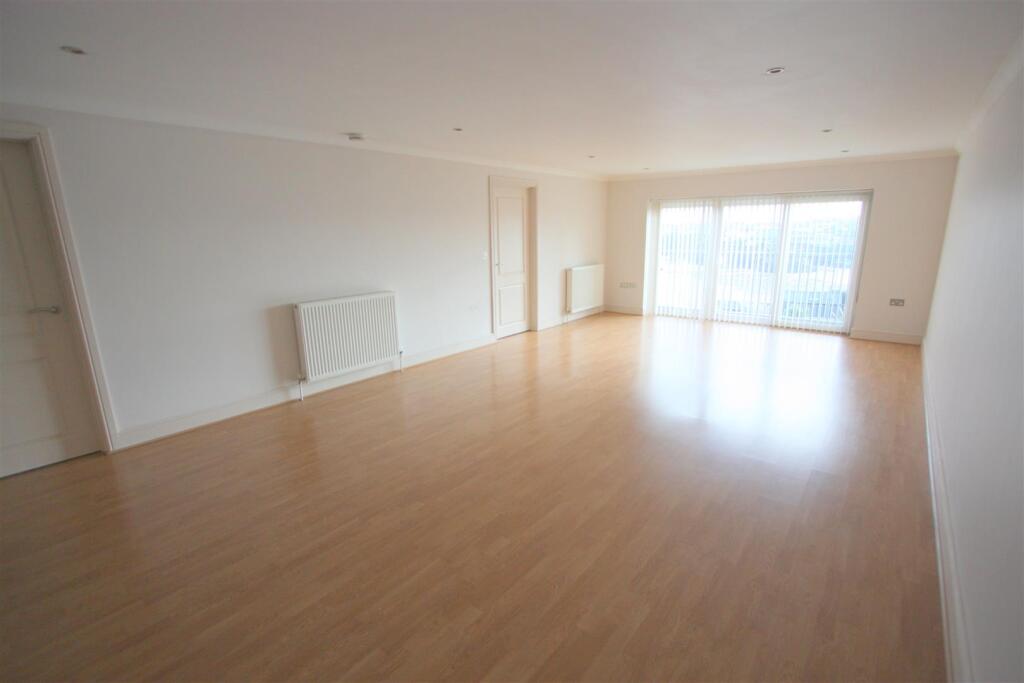 16 Longshore Apartments Lounge