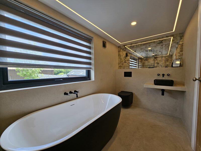 Bathroom (1st Floor)