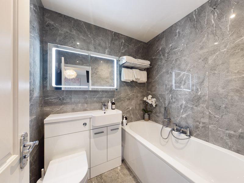 Master ensuite bathroom