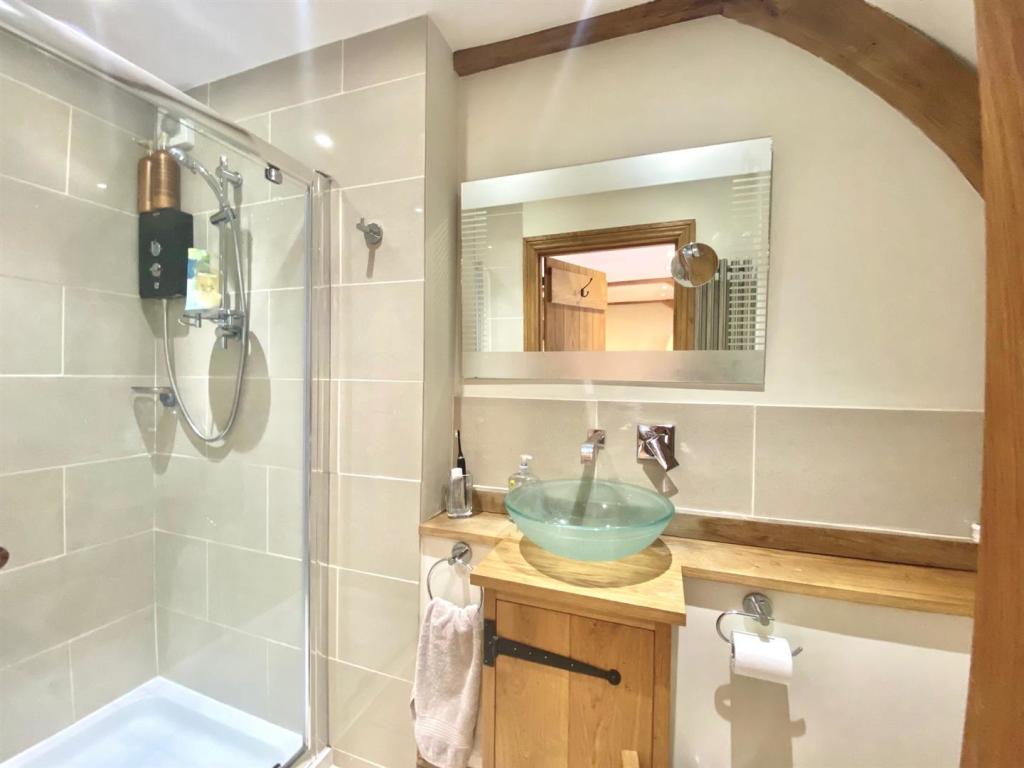 Annexe Barn Shower Room.jpg