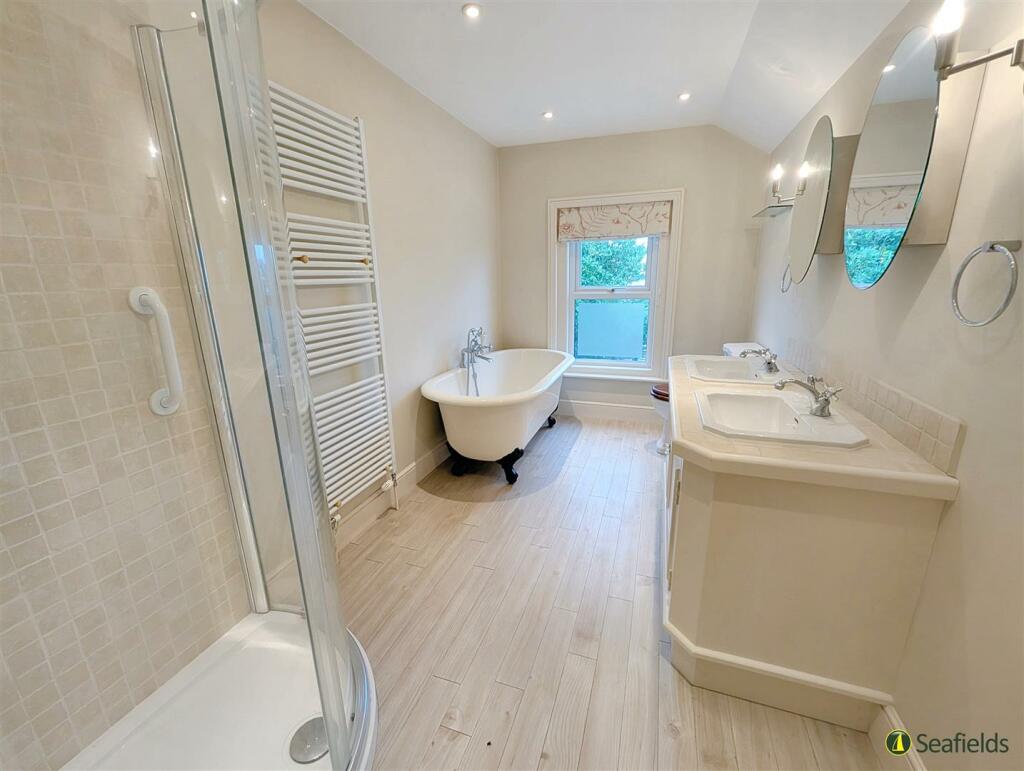 En suite Bath Shower Room