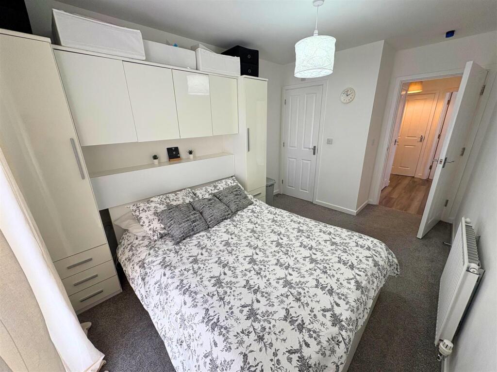 Bedroom 1b (edit).jpg