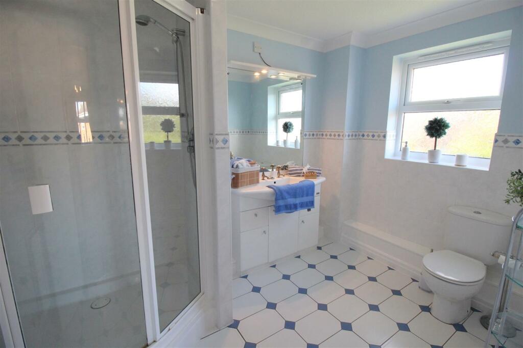 Lapwing Row,3, en suite.JPG