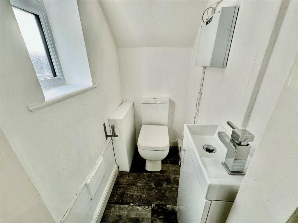 DOWNSTAIRS CLOAKROOM W.C.