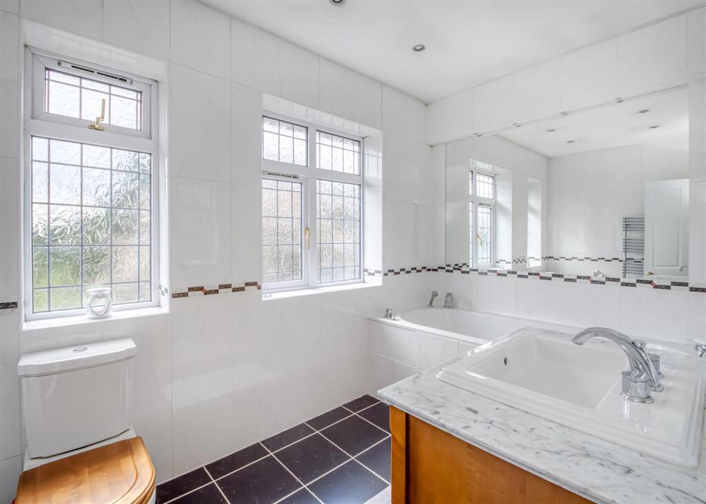 115 Wrottesley Road West-bath.jpg
