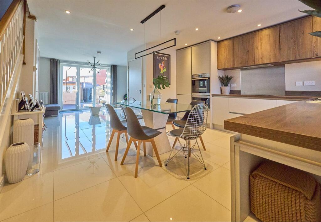 FITTED DINING KITCHEN TO FRONT