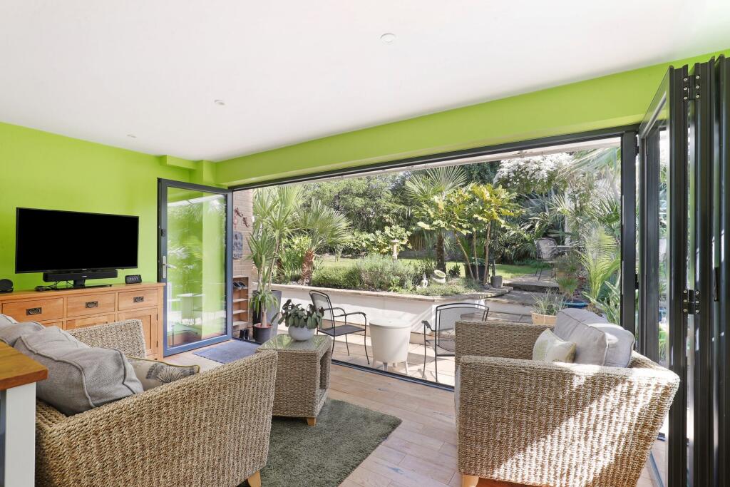 Kitchen/ Dining Room