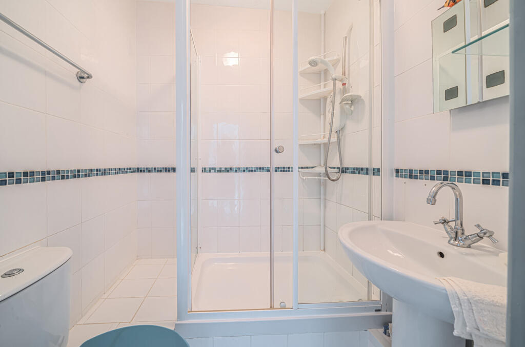 1306952-8-684bf8f...