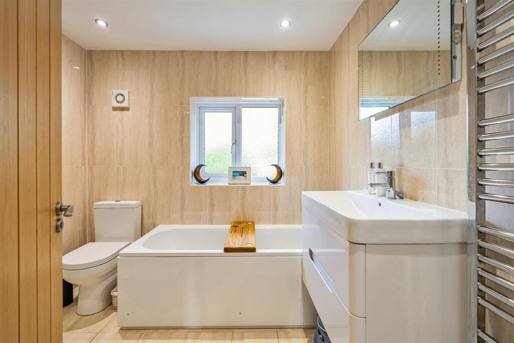 Bathroom (2).jpg